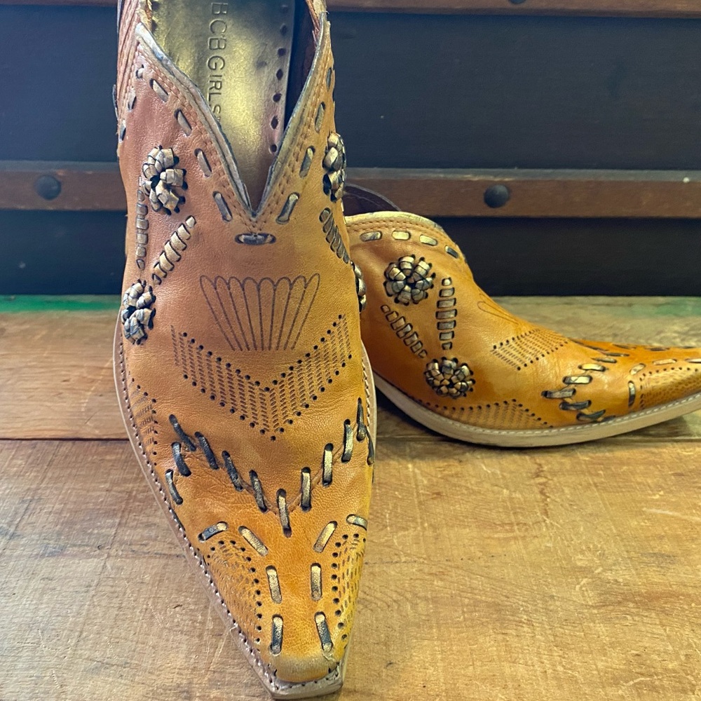 Pointed leather cowboy bootie
